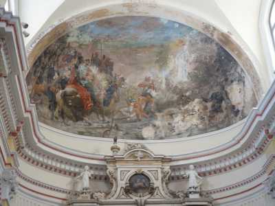 Il sovrastante catino absidale rappresenta la risurrezione di Cristo